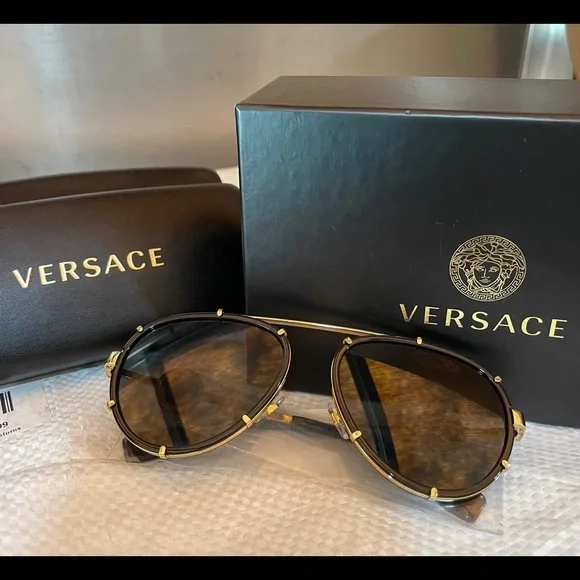 Versace Vintage Icon Pilot Clip-On Sunglasses Versace Icon Pilot Clip-On Sunglasses - Black | Editorialist main image 4